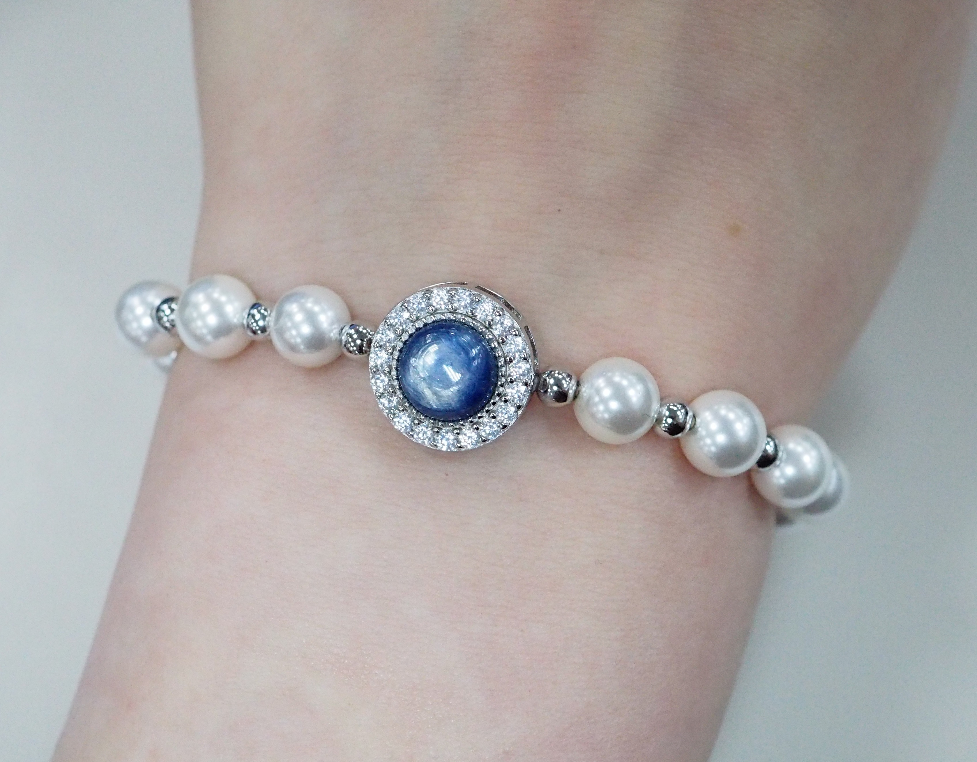 Серебряный браслет с кианитом и жемчугом